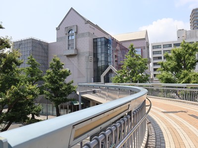 ポーリン橋と人形の家の写真