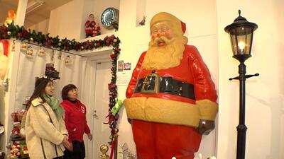 画像：巨大サンタに驚くナビゲーター