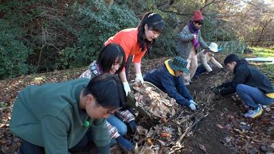 画像：畑で作業をするナビゲーター