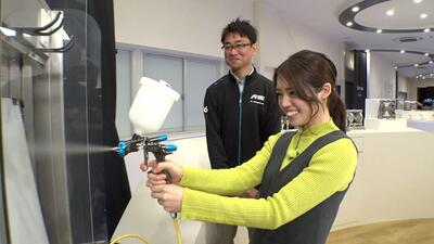 画像：スプレーガンを体験するナビゲーター