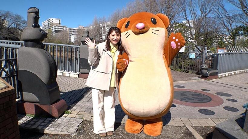 画像：いたち川沿いでたっちーくんとナビゲーター