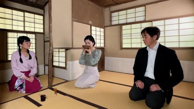 画像：茶室で抹茶を嗜むナビゲーター
