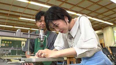 画像：間伐材を使ったキーホルダーを作るナビゲーター