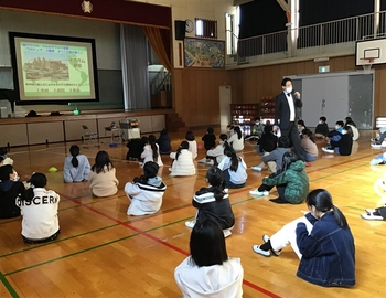 우츠쿠시가오카 동 초등학교에서의 교류의 모습