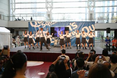 横浜市立みなと総合高等学校の生徒によるステージパフォーマンスの写真