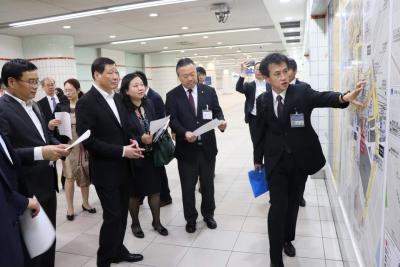 横浜駅の説明を聞く上海市長の写真