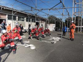 マカティ市の消防職員を受け入れて消防訓練を実施している写真