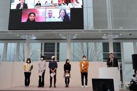 SDGｓセミナーにて参加学生と国際局長の写真