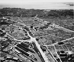 大空襲直後の横浜市街　桜木町駅上空