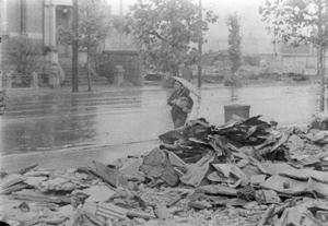 雨の焼け跡にたたずむ