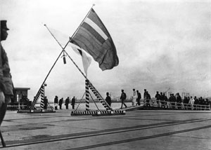満州国皇帝来訪の横浜港　上陸する皇帝一行（日満国旗）