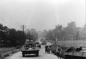 国道１号を横浜へ向かって進駐する米軍戦車隊