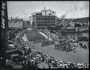 吉田橋を行く米軍のパレード