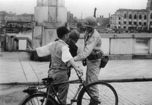 通行者を検問するＭＰと日本の巡査