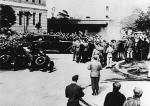 天皇行幸（県庁正面玄関）