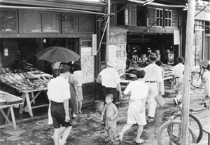 品物が豊富になってきた商店の店頭