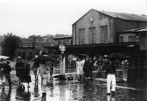 雨の桜木町駅頭の賑わい