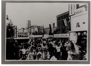 開港記念バザーで賑う日本大通