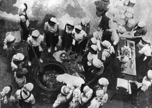 学校報国隊の炊き出し訓練