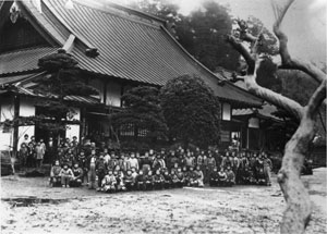 学童疎開　寺の庭で