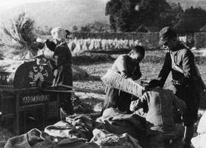 学童疎開　農作業の手伝い