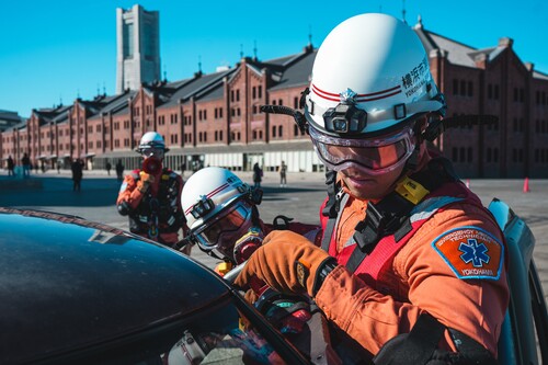 救助隊員が活動する様子