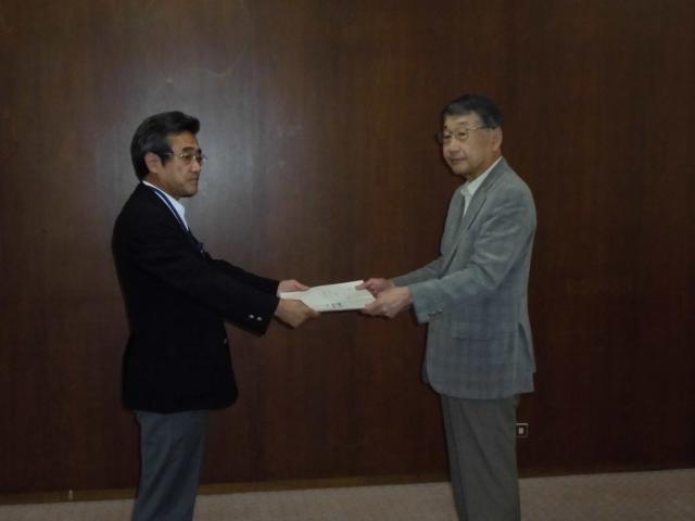 “요코하마시 야마시타부두 개발 기본계획”에 대해서 위원회의 모리치 무 위원장으로부터 답신을 받았습니다