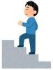階段をゆっくりと登る男性