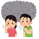 煙でむせている人達