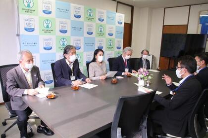 区長室にて回答書の説明