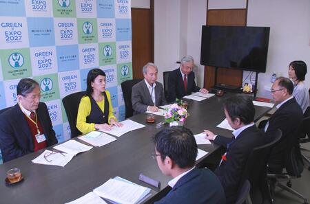 区長室にて回答書の説明