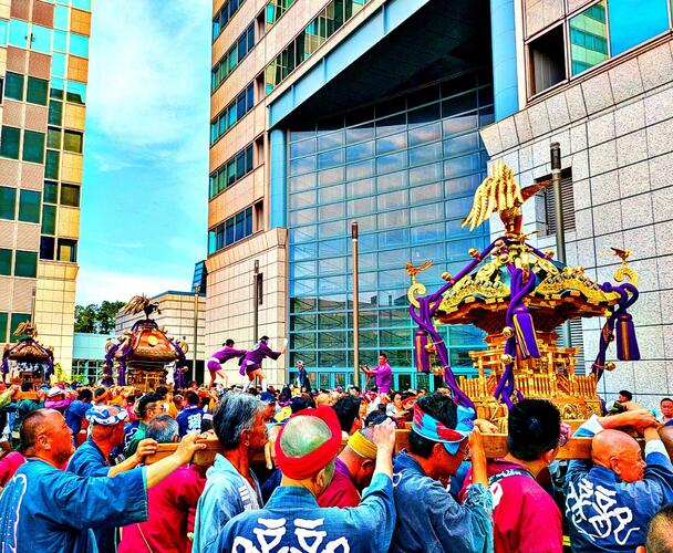 神輿とそれに群がる群衆の写真