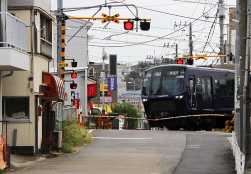 踏切を通過する相鉄の車両の写真