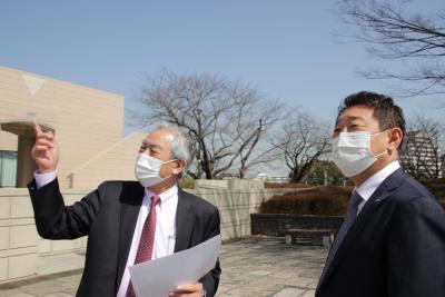 Alcalde Deguchi parece recibir la explicación del Kanagawa arte corredor Director Baba