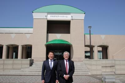Commemorative photo with Director Baba in front of the Kanagawa Art Hall.