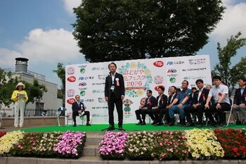 ステージで区長があいさつ