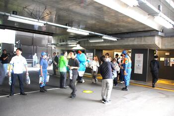 天王町駅改札前の呼びかけの様子