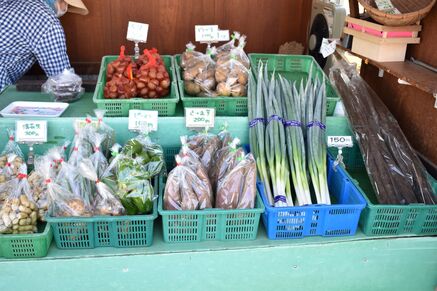 直売所に並んでいる、さつまいもやごぼうなどの野菜