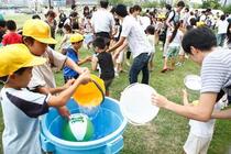 バケツリレーの様子