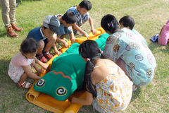 担架体験の様子