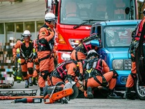 特別救助隊による救出演技の写真