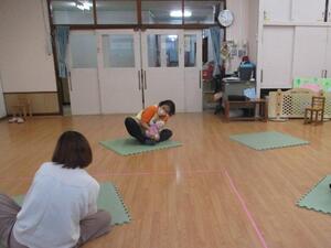 We receive explanation from nursery teacher and play with parent and child together.