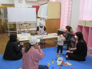 職員の説明を受けながら親子でおやつを作ります。