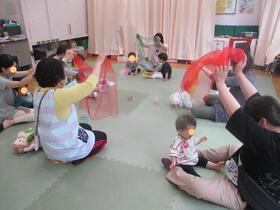 保育士から説明を受けて親子で一緒にふれあい遊びします。