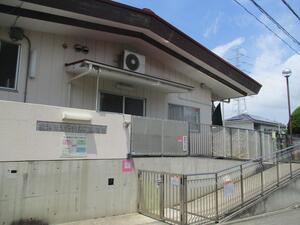 Há um declive à entrada da Escola maternal de Yokodai-Daini.