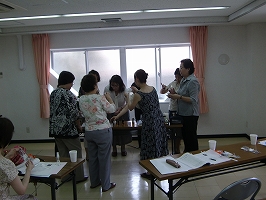 みなさんそれぞれのオリジナルルームフレッシュナー作成中