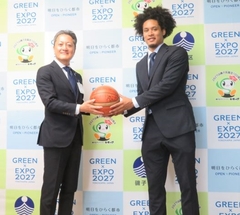 サイン入りボールの贈呈