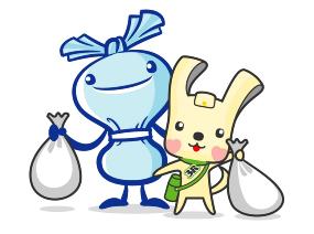 Image of Io and Meo holding garbage bags