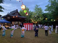 盆踊りをしている写真