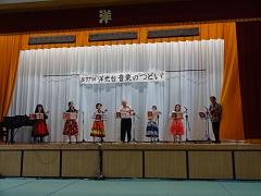 写真　洋四小ウクレレatコミハ